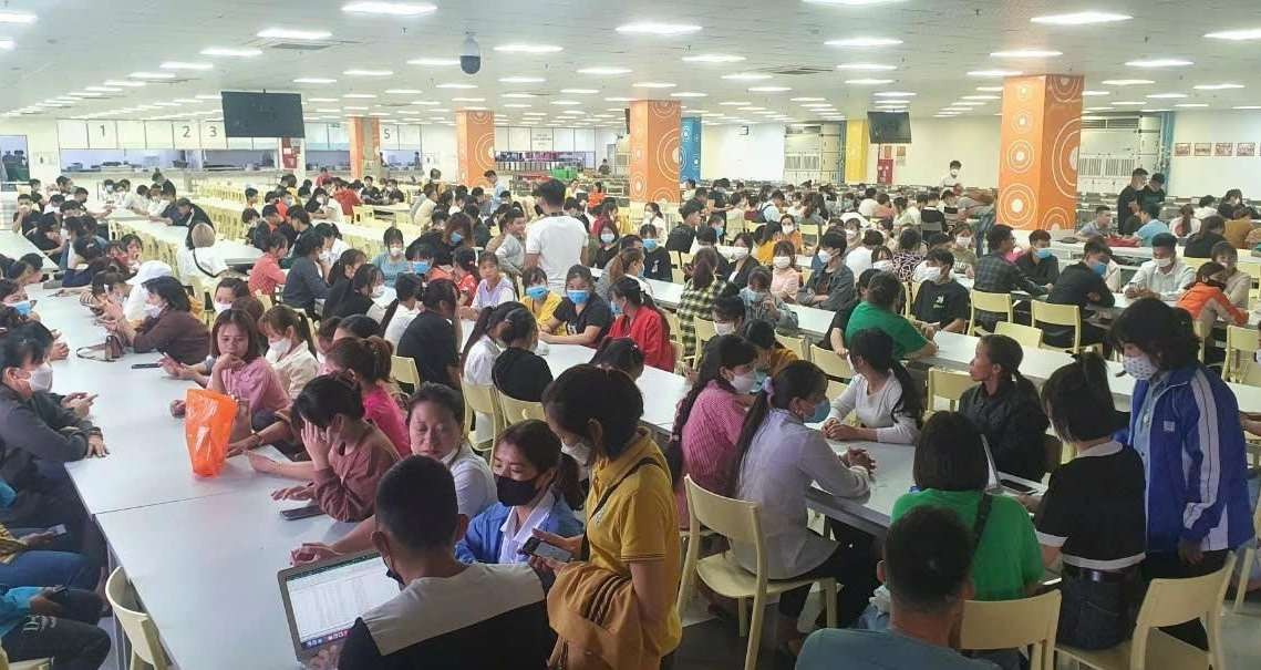 Buổi tuyển dụng tại nhà ăn nhà máy
