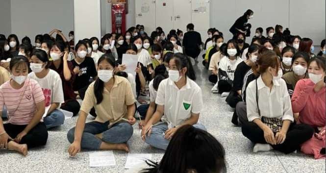 Người lao động nghe hướng dẫn trước khi nhận việc