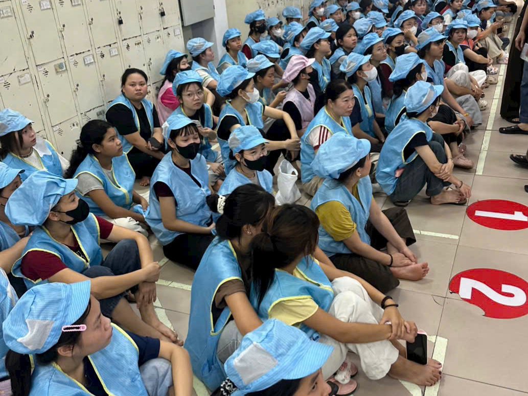Hàng trăm người lao động do DASAN cung ứng nghe hướng dẫn tại nhà máy